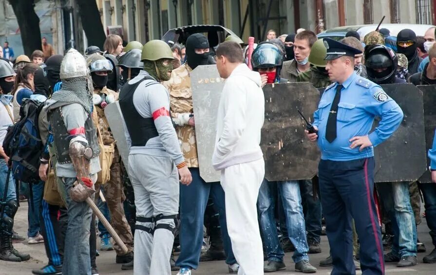 Одесса 2 мая майдановцы. Одесса 2 мая 2014 антимайдановцы. Одесса пророссийские боевики 2 мая. Одесса 2 мая 2014 Греческая. Мужчина 2 мая