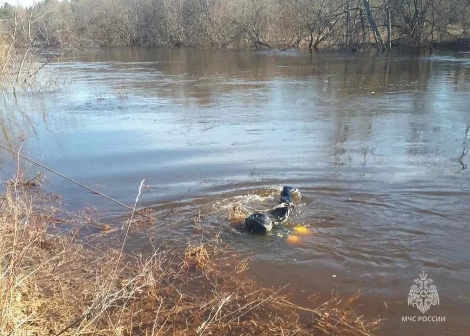 Утонул апрель. Река. Водоем. Река ВИГА. Речка фото.