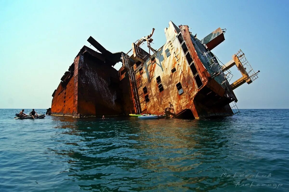 Мыс тарханкут крым затонувший корабль. Затонувший сухогруз тарханкут. Мыс тарханкут затопленный корабль. Затонувший корабль в крыму. Затонувший корабль в крыму тарханкут.