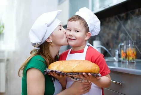 Мама печет хлеб