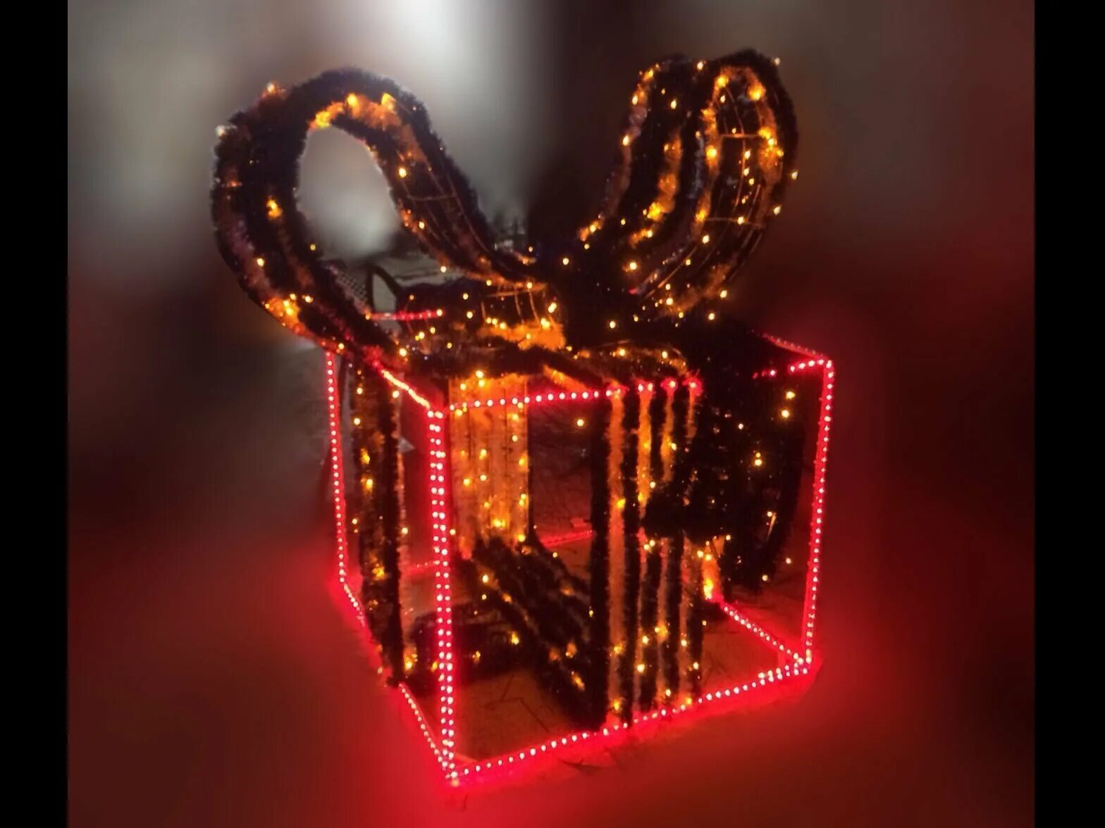 Новогодняя светящаяся. Новогодняя светящаяся. Новогодняя световая надпись с еловым лапником “с новым годом”. Новогодние световые фигуры. Новогодняя инсталляция.