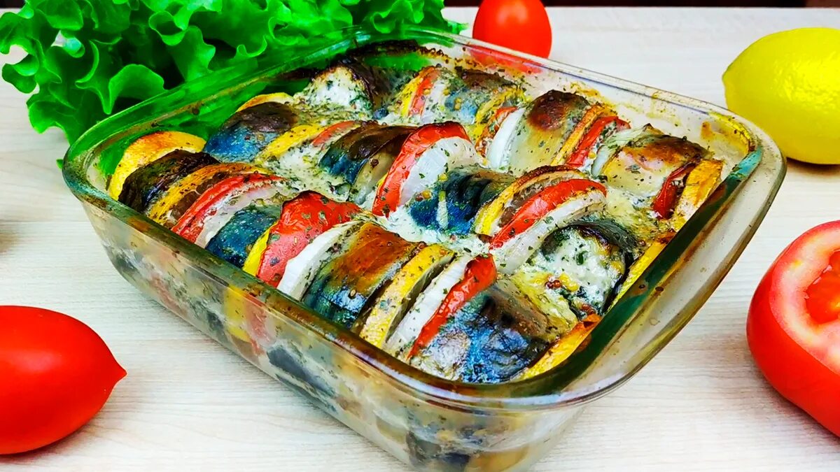 Как приготовить скумбрию в духовке быстро. Скумбрия запеченная в духовке с овощами. скумбрия в духовке с помидорами и луком. скумбрия с помидорами. скумбрия с лимоном и помидором в духовке.