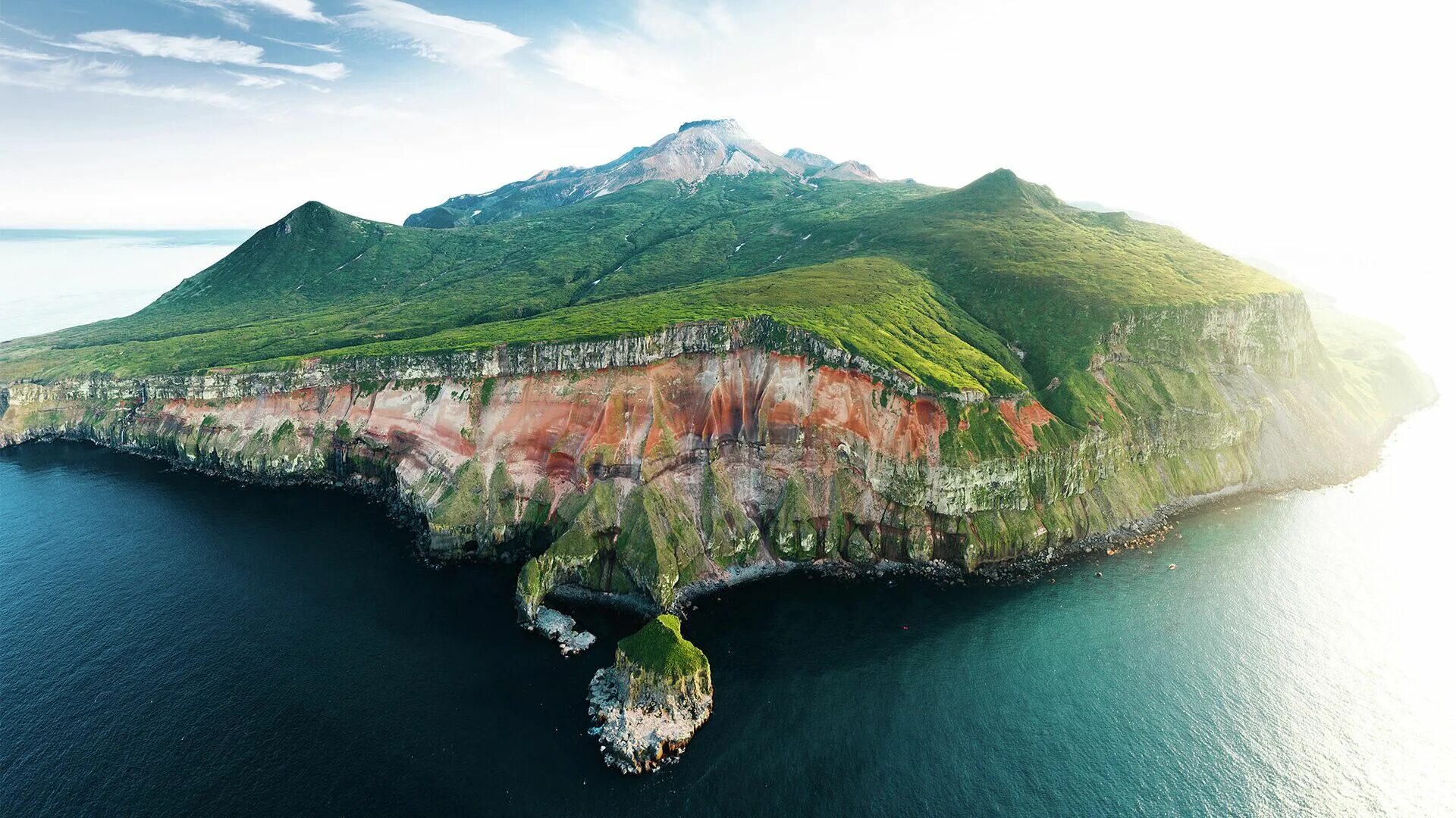 Остров Онекотан Курильские острова. Вулкан Креницына, Курильские острова. Остров Шиашкотан застава. Остров Онекотан вулкан Креницына.