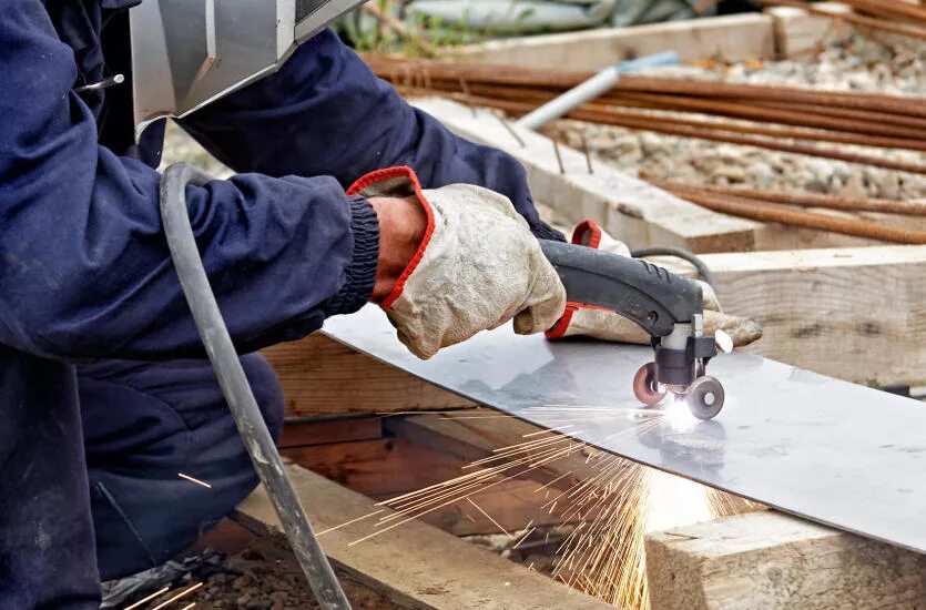 Болгарка. При производстве работ по резки. Искры от болгарки. При производстве работ по резки. Резчик металла на заводе.