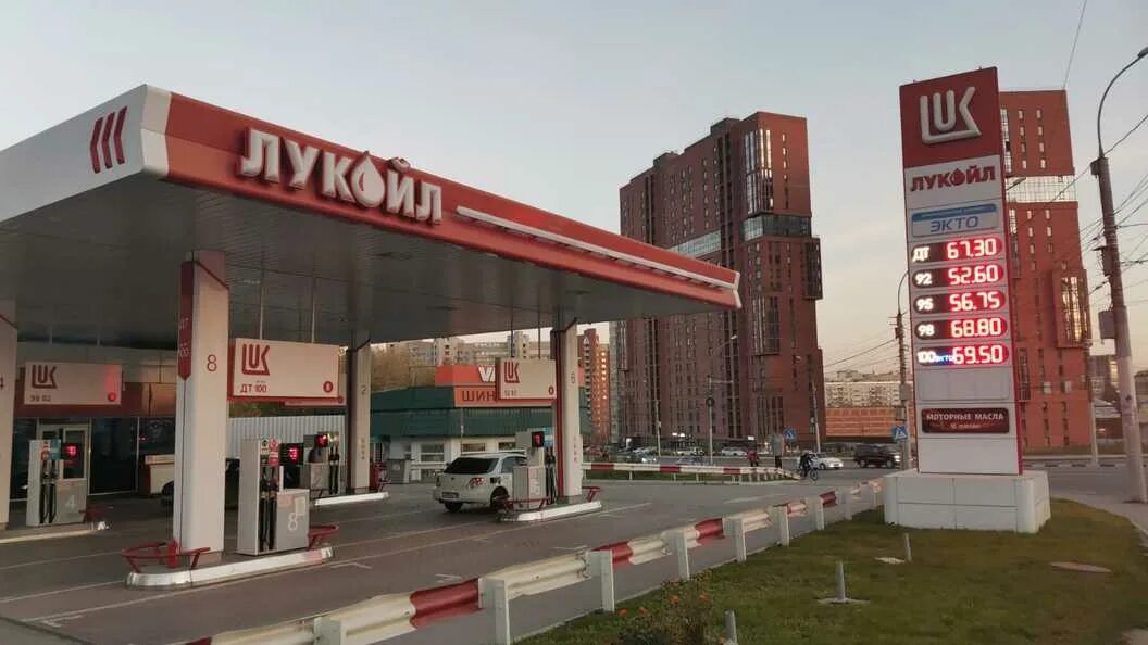 Почему азс лукойл закрыли. Сеть лукойла. заправка лукойл. заправки новосибирск. азс лукойл крыша вид сверху.