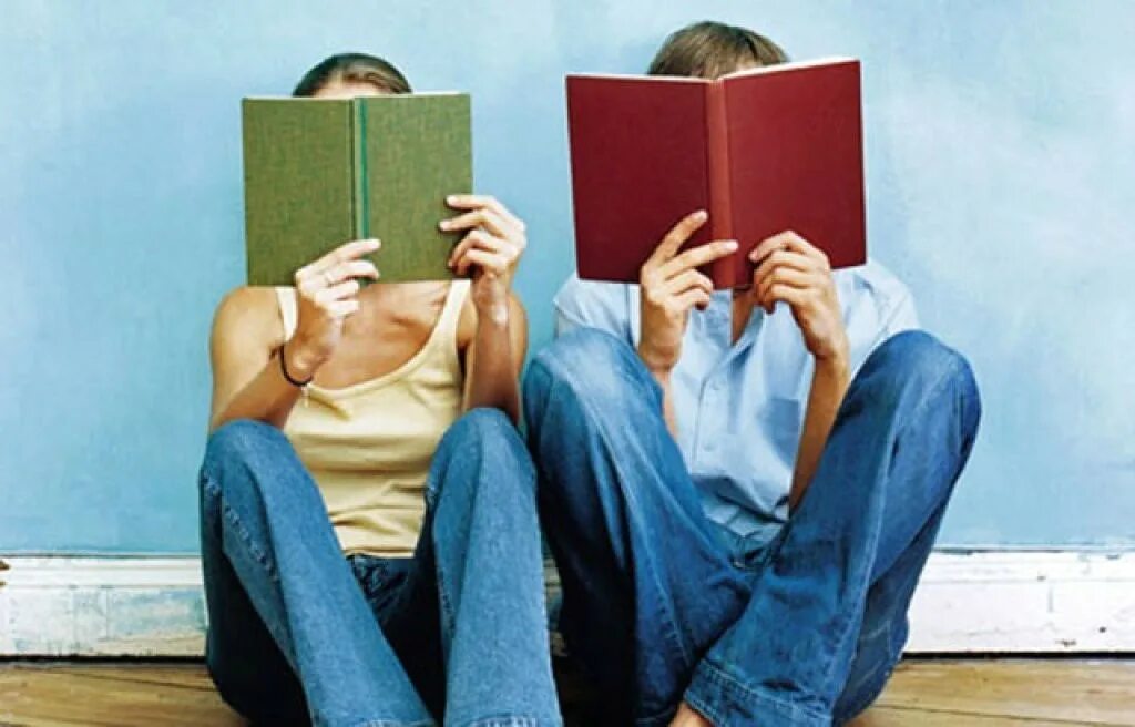 Пара книг автор. Чтение книг. книга человек. мужчина и женщина читают книгу. молодежь читает книги.