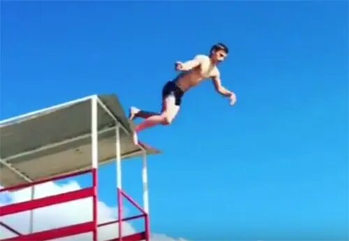 Неудачный прыжок с парашютом фото. Неудачно прыгнула. Караганда девушка прыгнула с тарзанки. Смешные ролики про прыжки из самолёта мужчина плачет. Неудачное приземление с парашютом.