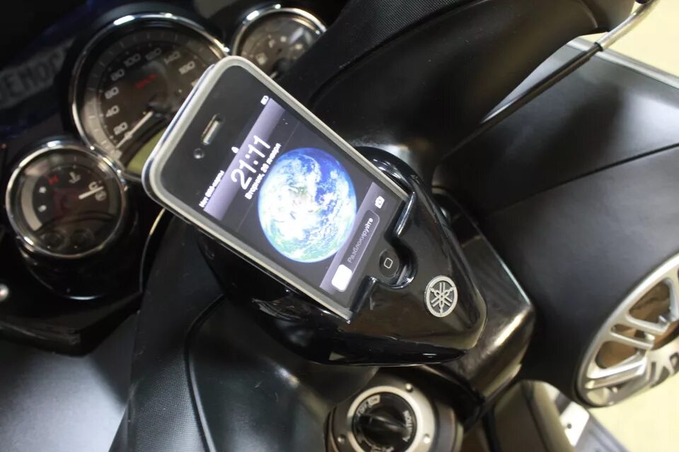 Крепление телефона нм yamaha r1. Телефон yamaha. Телефон yamaha. Док станция iphone для усилителя yamaha 500. Телефон ямаха.