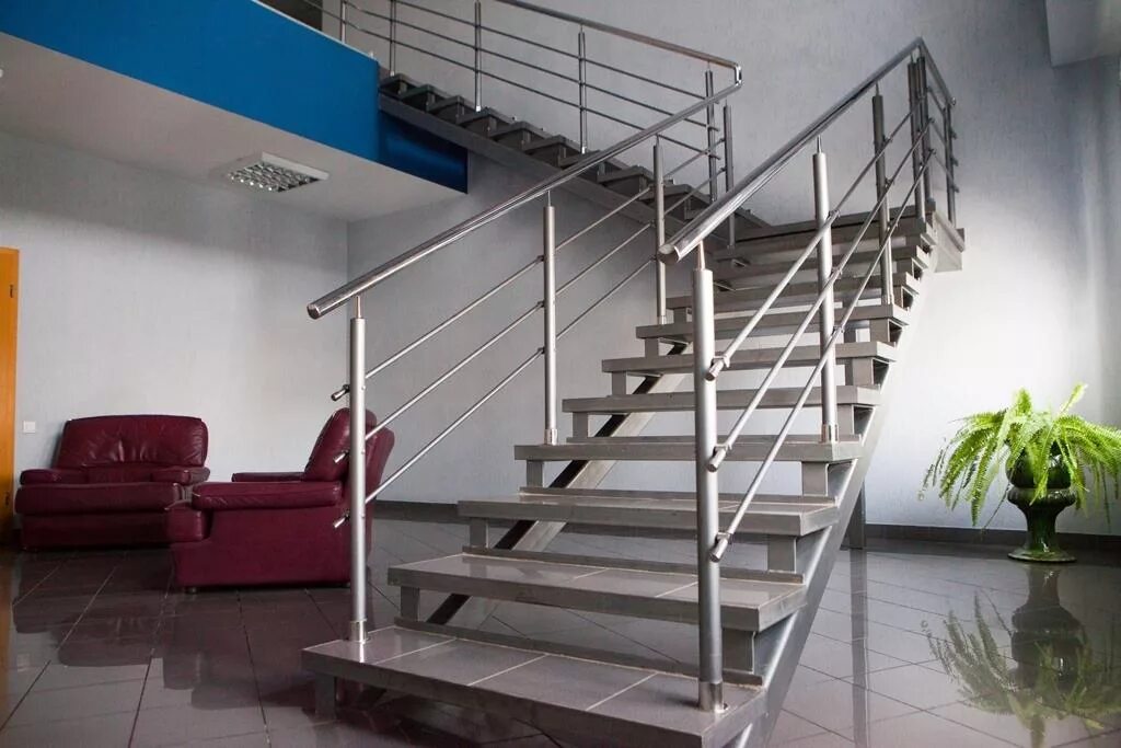 Лестница металлическая на второй цена. Металлическая лестница. Лестница из металлокаркаса. Внутренние металлические лестницы. Маршевые лестницы металлические.