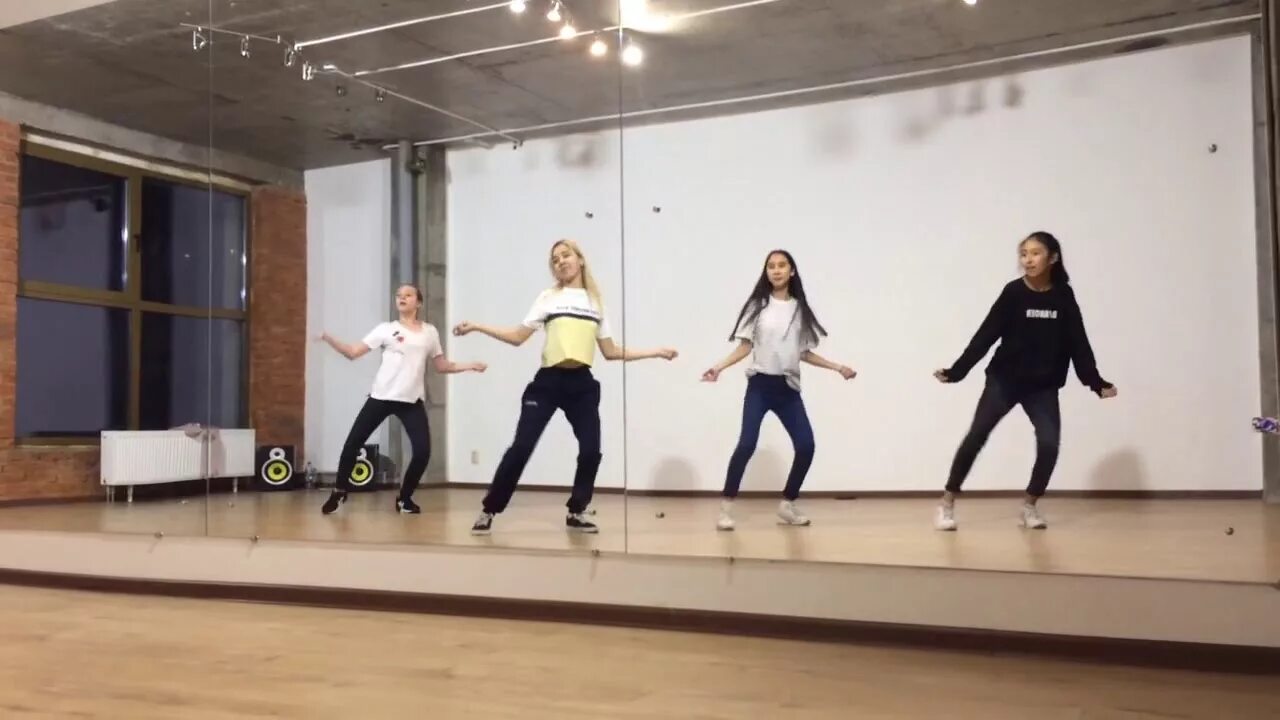 Студия кей поп танцев. K-pop танцы в омске. k pop школа танцев. школа kpop танцев в москве. k-pop танцы урок.