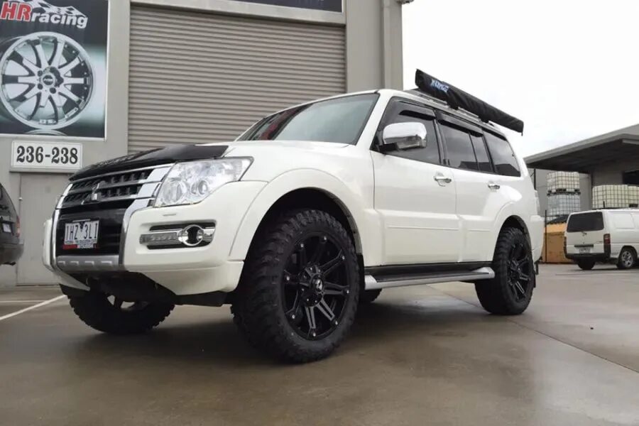 Mitsubishi pajero шины. Митсубиси Паджеро 4 r22. Mitsubishi Pajero 4 диски. Паджеро 4 на 22 дисках. Mitsubishi Pajero 4 на 20 дисках.