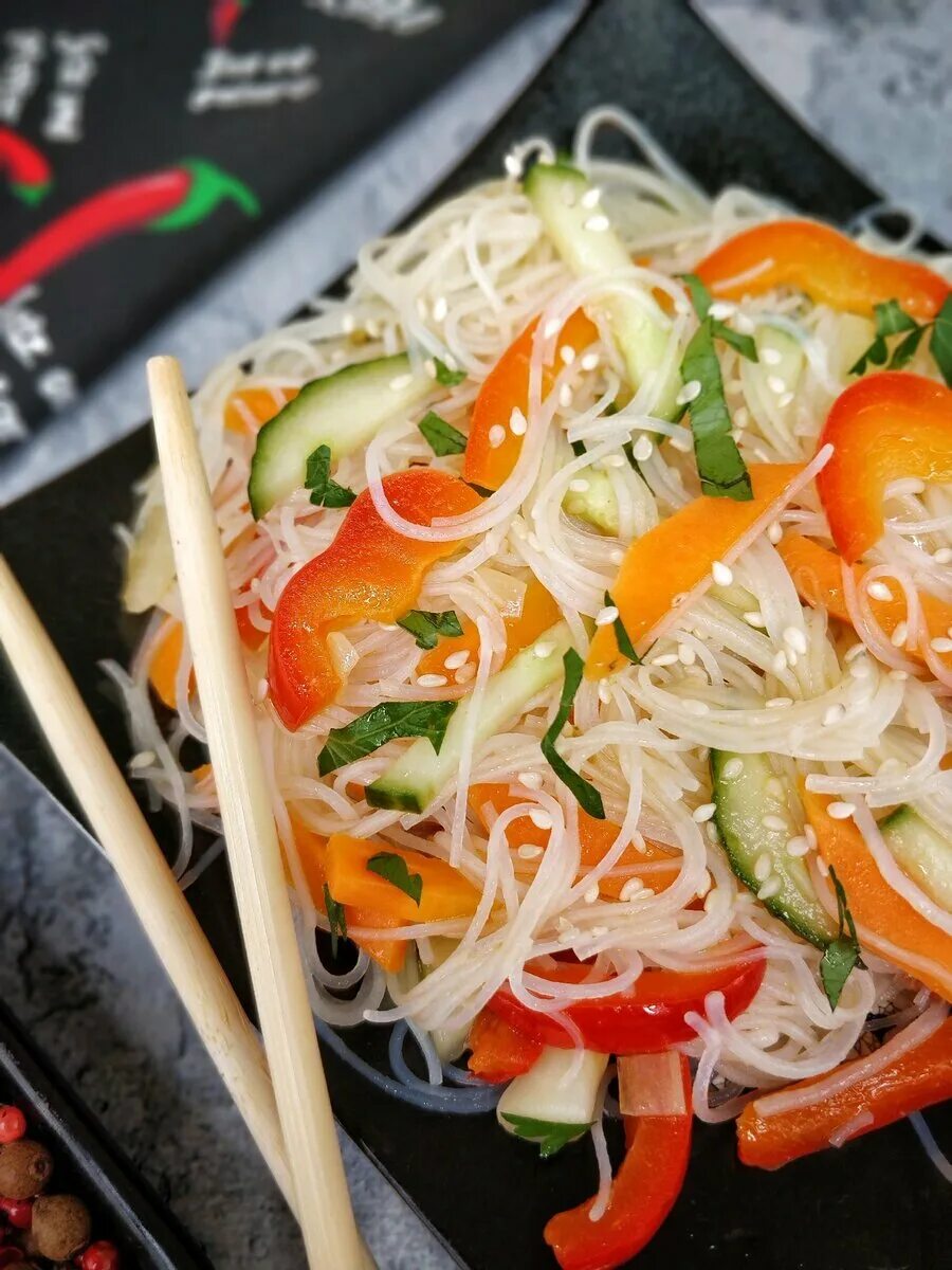 Как приготовить фунчоза рецепт с овощами. Фунчоза. фунчоза по-корейски. салат фунчоза рецепт. франчоуза что.