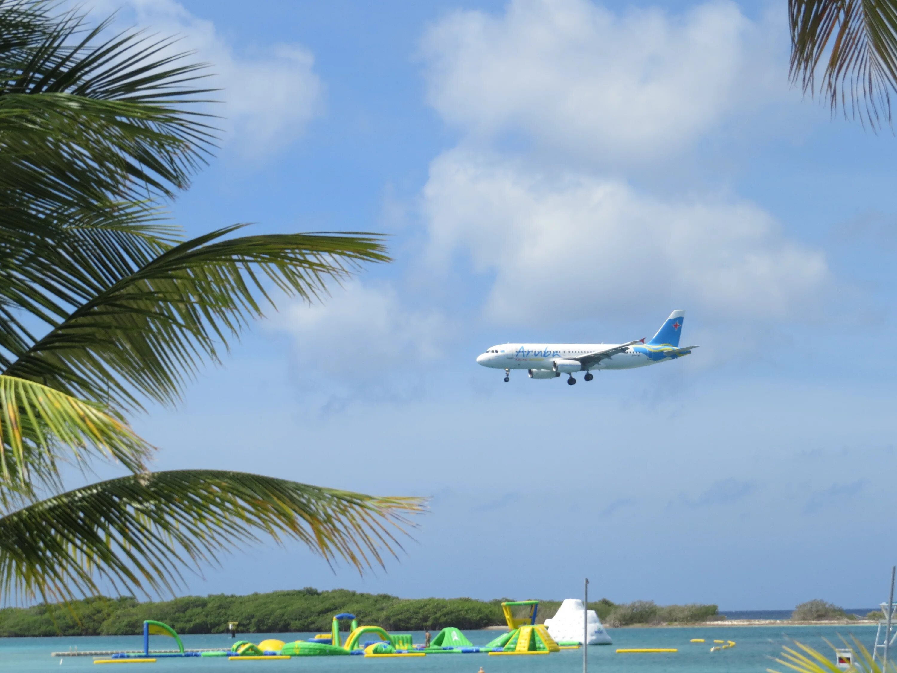 Plane holiday. Самолет над морем. Самолет над пальмами. Самолет над океаном. Самолет море пальмы.