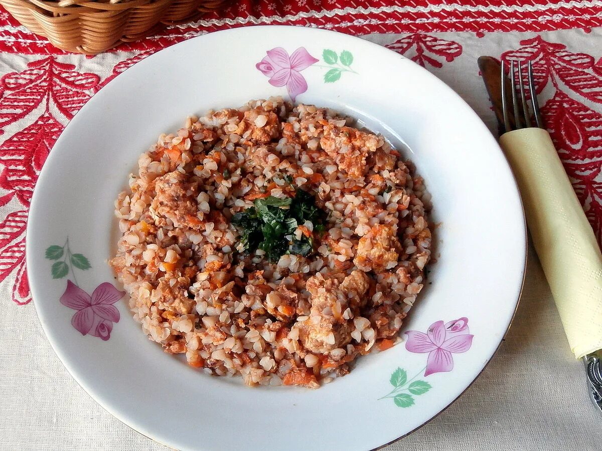 Гречка с овощами без мяса. Гречка по-купечески с овощами. Гречка по-купечески с фаршем. Гречка по-купечески с куриным фаршем. Гречневая каша с фаршем.