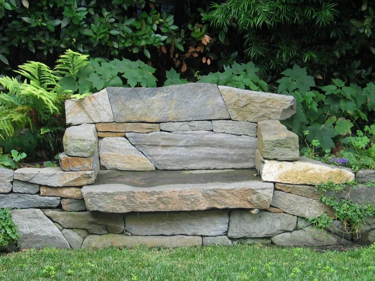 Stone ideas. Скамья из камня. Патио в итальянском стиле с подпорными стенками. Каменный сад натуральный камень сад. Патио камень.