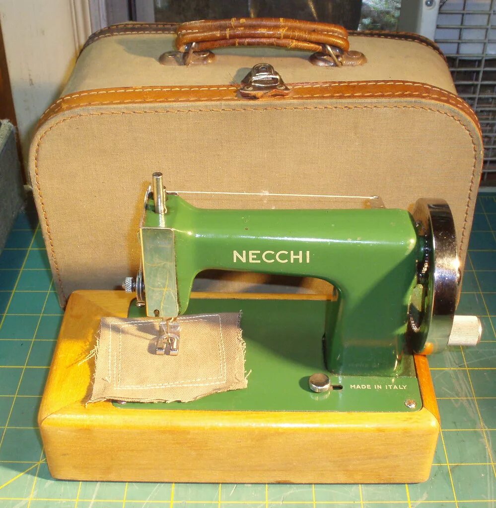 Швейная машина Necchi 5885. Итальянская швейная машинка Necchi. Швейная машинка Necchi Италия 514 Старая. Necchi швейная машинка зеленая.