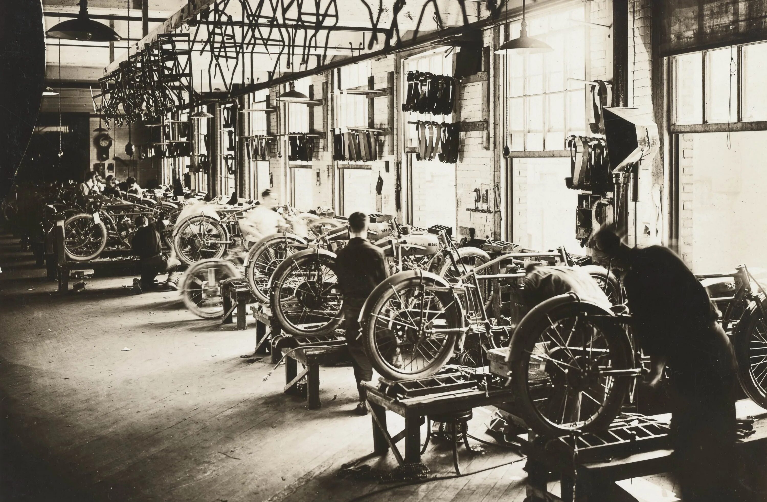 Наука 1914 1930 годы. Мотоциклы Индиан 1918. Мотоциклы эпоха история. Индия 1914 производство. 1930 1914 Роботы.