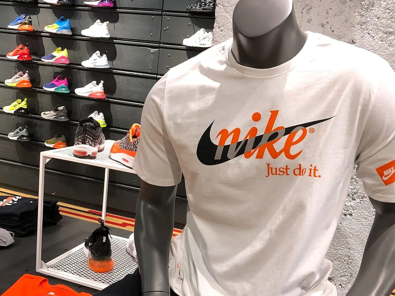 Магазин найк одежда. Вещи найк. Nike одежда. Бренд найк вещи. Халат найк.