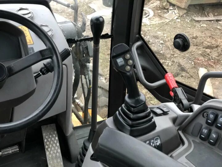 Volvo bl71b кабина. Экскаватор погрузчик Вольво bl71. Volvo bl71b POWERSHIFT кабина. Volvo BL 71b управление.