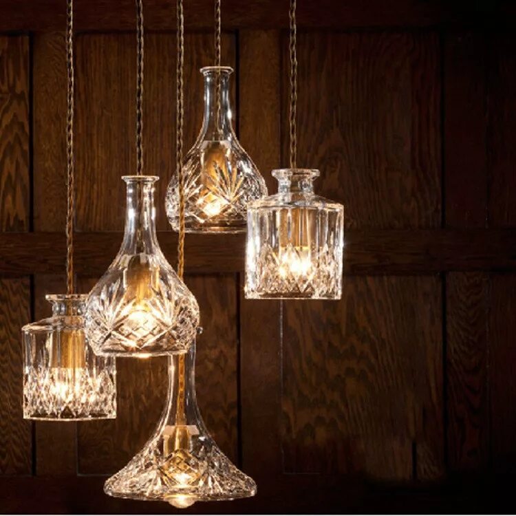 Весит люстра. Люстра lee broom decanterlight chandelier 3. стеклянная люстра. люстра из бокалов. плафоны из хрусталя.