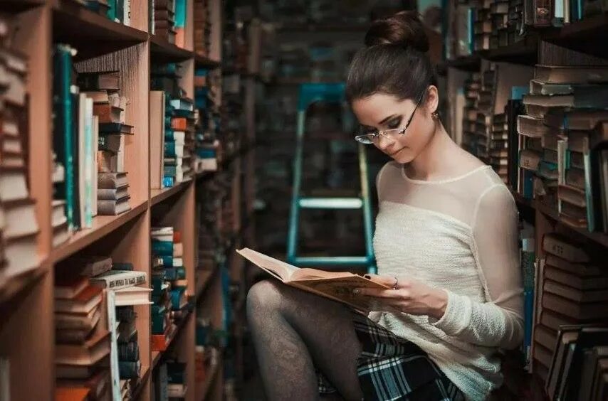 Быстро читающая девушка. Ханна бернард мисс библиотекарша. умная девушка. девушка в библиотеке. девушка библиотекарь.