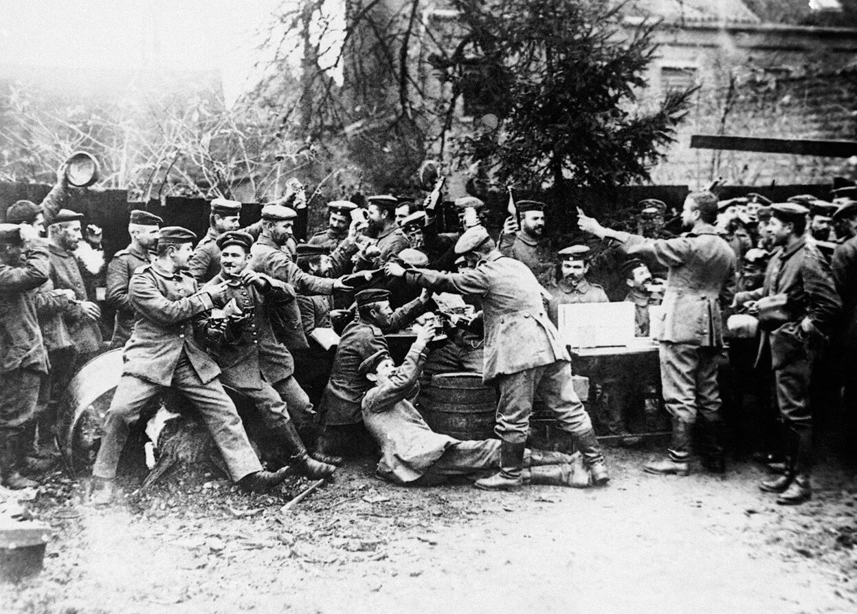 Традиции во время войны. Немецкие солдаты в Версале 1914. Рождество 1914 на фронте. Рождественское перемирие 1914 года. Немецкие солдаты празднуют.