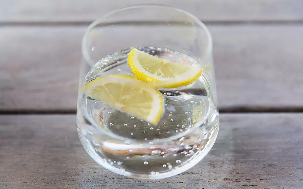 Сода вода лимонный сок. Вода с лимоном. Стакан воды. Стакан с лимоном. Бокалы для воды.