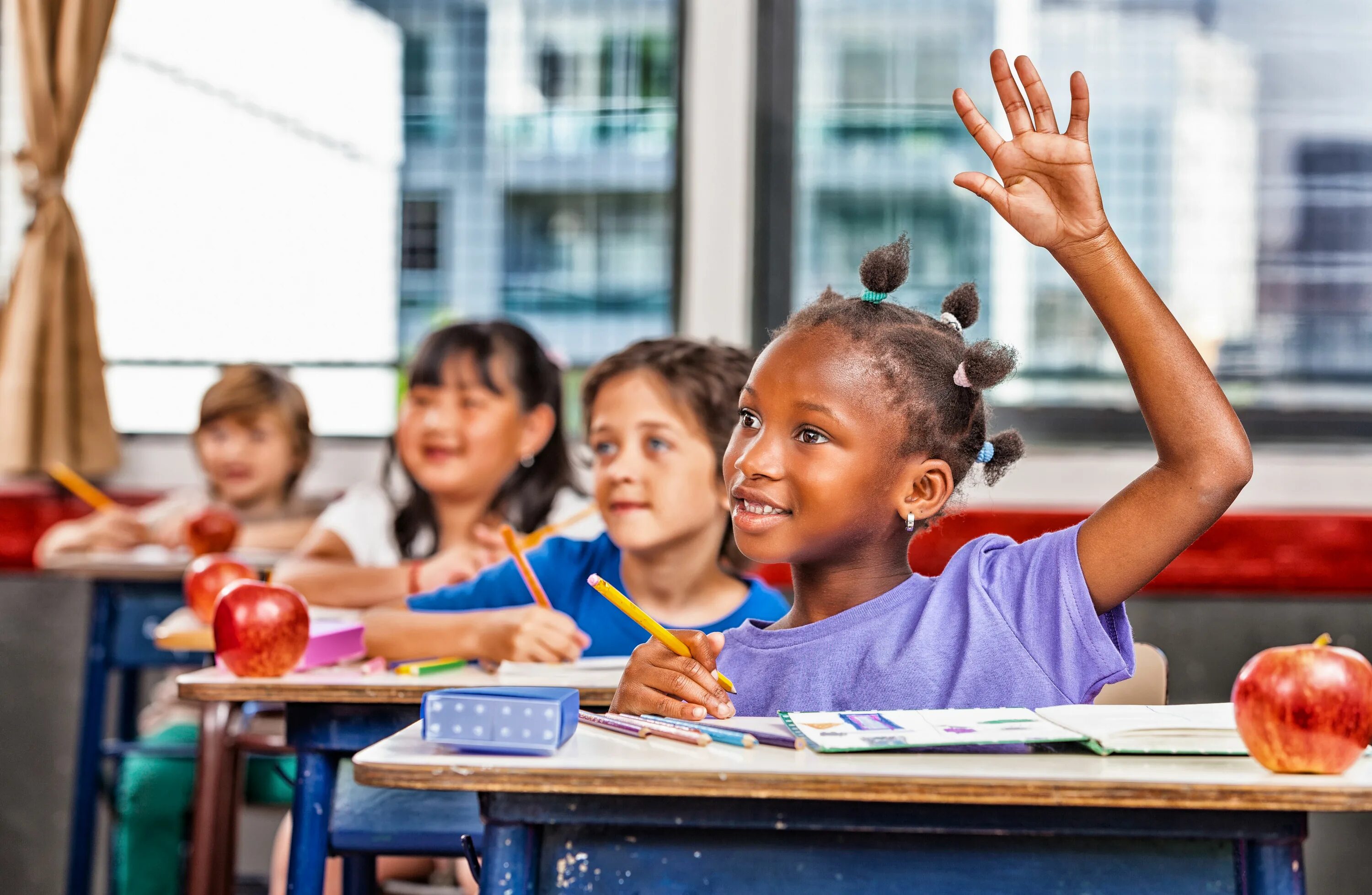 Дети поднимают руки на уроке. Elementary School students in class. Вьетнамцы поднимают руки в классе. Children Classroom фото ecology. 1 июня образование