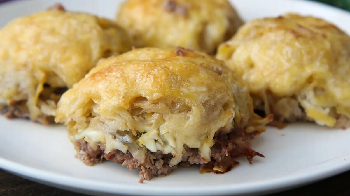 Стожки из мясного фарша. Стожки с картошкой. Стожки из фарша в духовке. Стожки из фарша в духовке с грибами. Стожки с грибами и сыром.