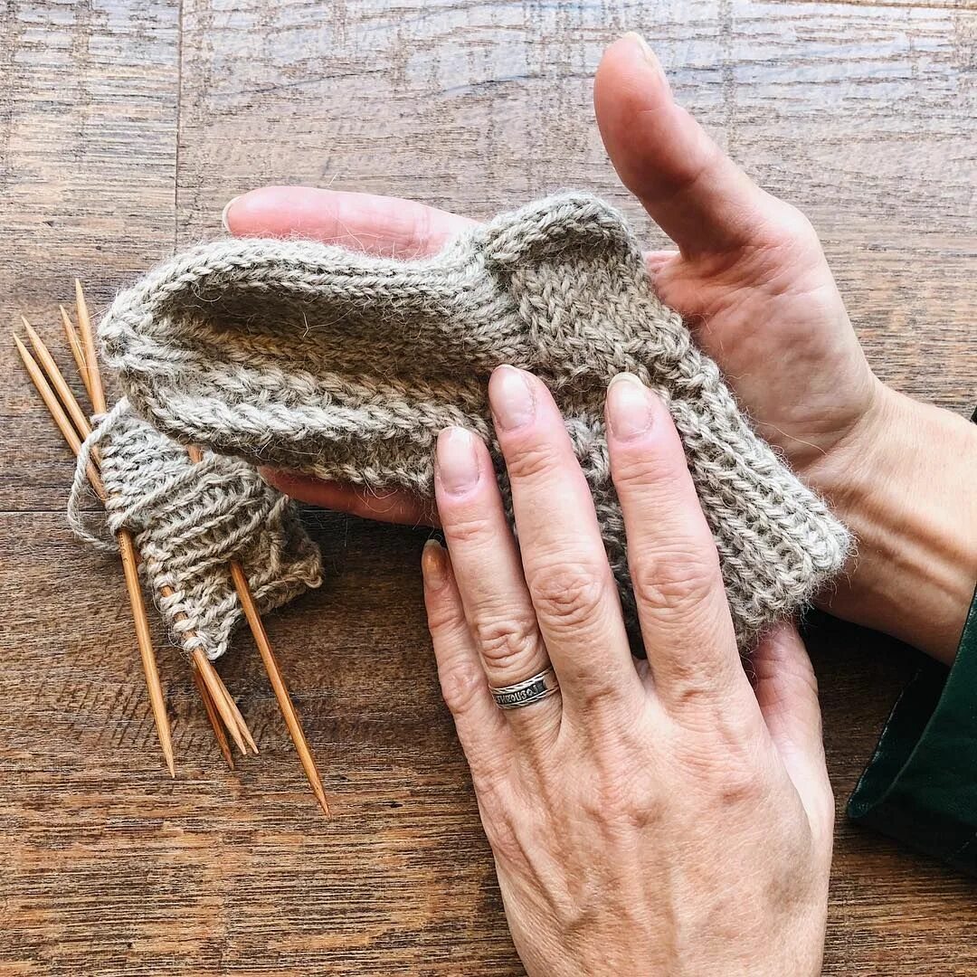 Связываем теплом. Теплые вязаные вещи. Вязание руками. Вязаная рука. Бабушка с вязанием.