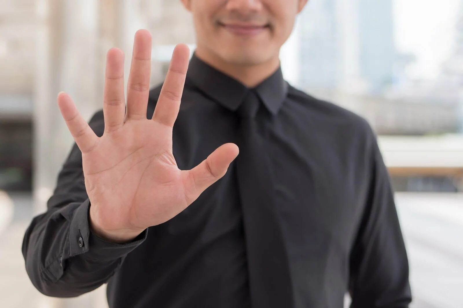 Показывать три пальца. Человек показывает три. Показывает три пальца. Три пальца на руке жест.
