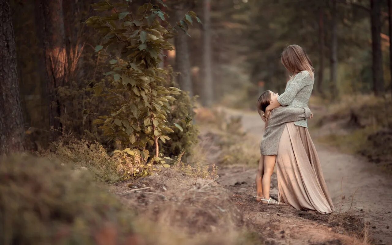 Wives alone. Фотосессия в лесу с дочкой. Фотосессия прогулка в лесу. Девушка в лесу со спины. Фотосессия в лесу с.дочерьми.