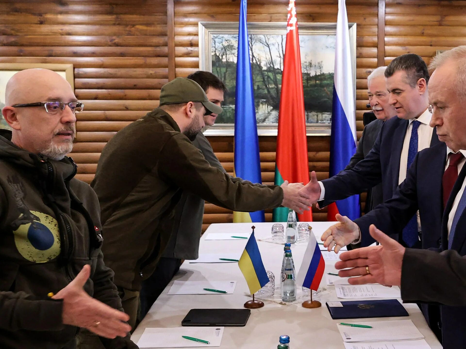 Новости украины переговоры начались. Новости украины переговоры начались. Российско-украинские переговоры. Делегация украины на переговорах. Делегация украины переговоры 2022.
