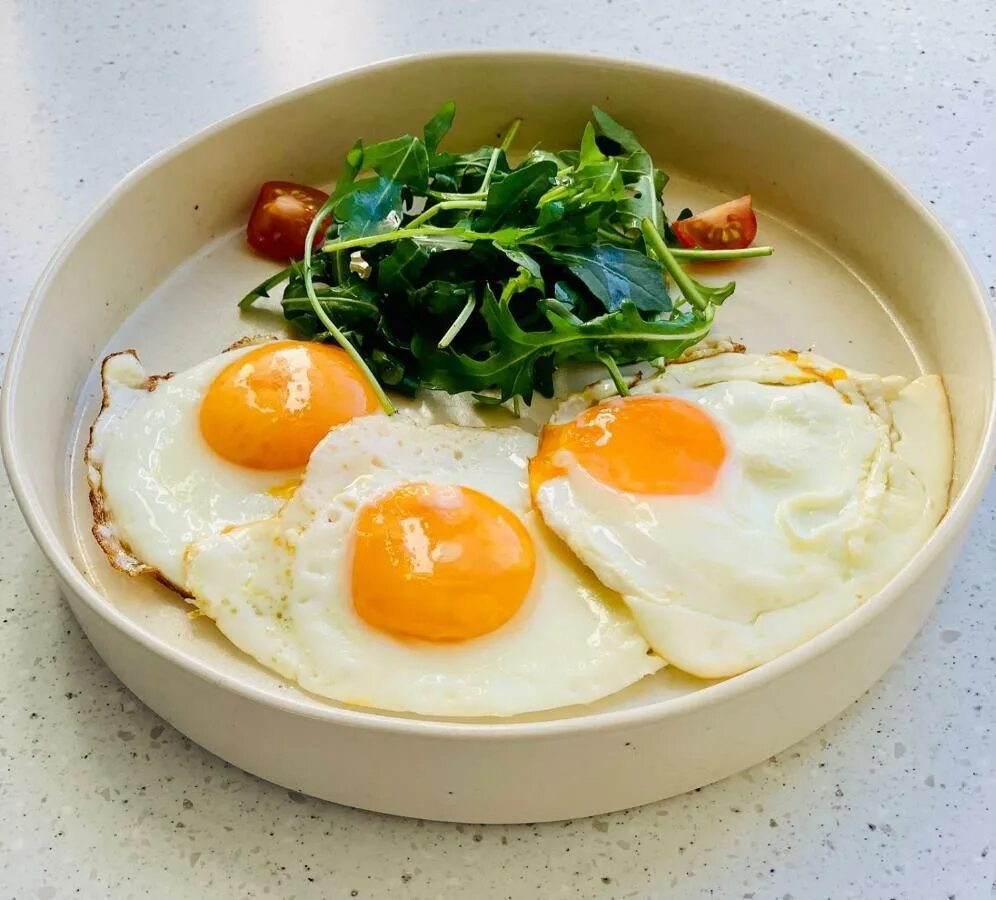 яичница глазунья калорийность. идеальная яичница. яичница глазунья калорийность на 2 яйца. прикольный завтрак яйцо в тосте. яичница из 2 яиц.