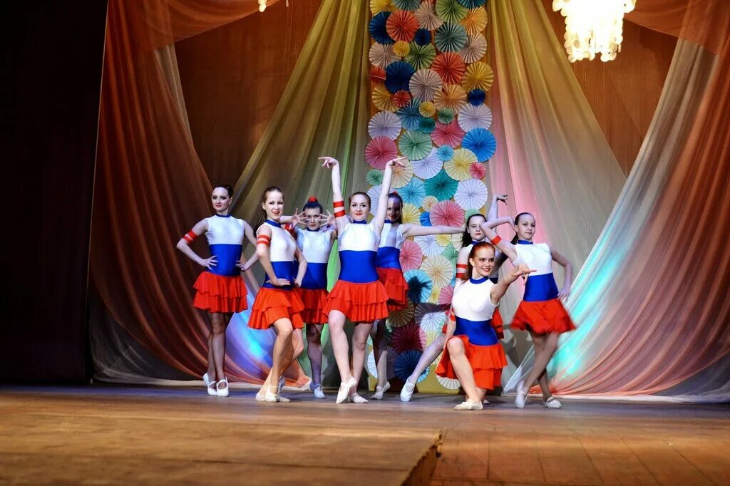 парк современник каменск уральский. дк современник каменск уральский. площадь у дк современник.