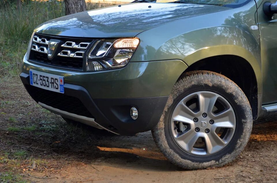 Диски рено дастер р16. Литые диски рено дастер. Renault duster r17. Рено дастер на литых дисках r16. Диски на рено дастер r16.