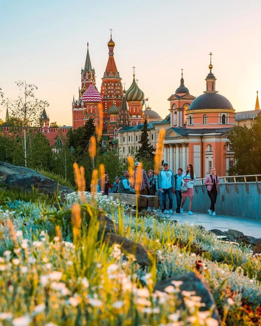 Красивые места в москве весной. Парк Зарядье в Москве. Ландшафтный парк Зарядье. Парк Зарядье ландшафт.