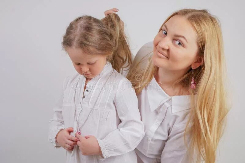 White daughter. Мама и дочь в белой рубашке. Мама с дочкой в белых рубашках. Фотосессия мамы и Дочки в белых рубашках. Фотосессия мать дочь в белых рубашках.