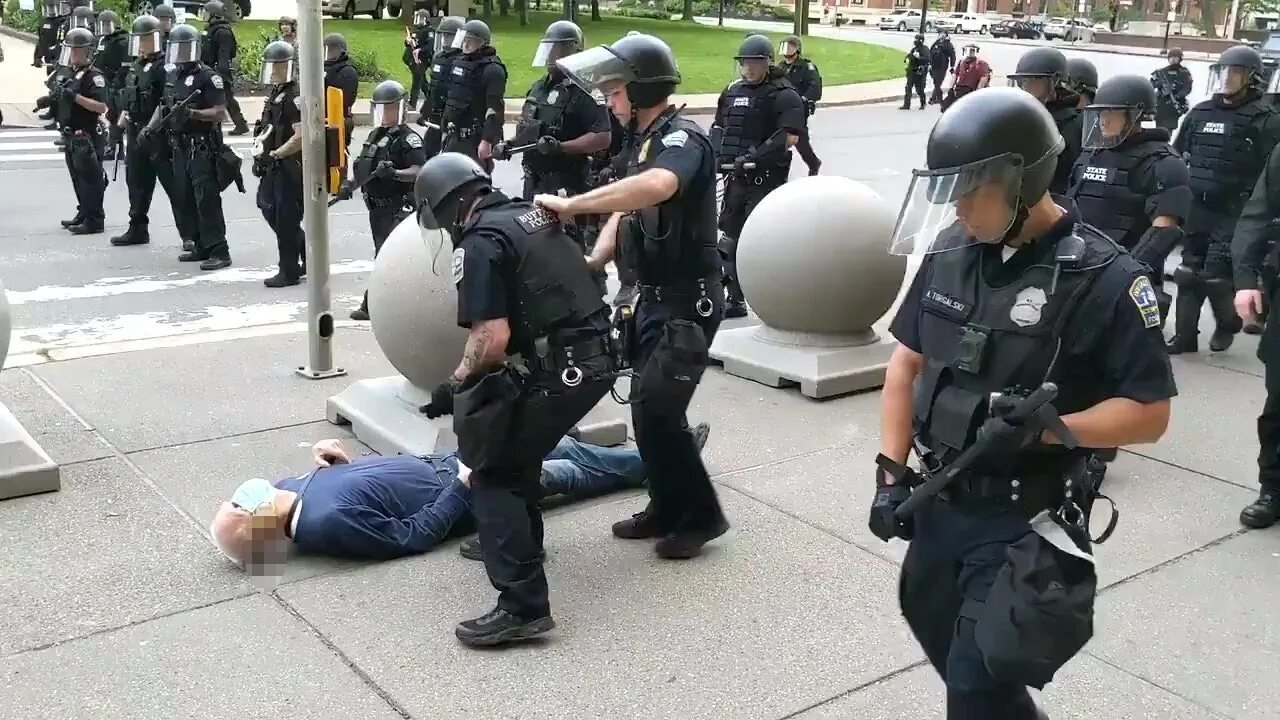 Американский полицейский. Полицейский беспредел в США. Pleasing the policeman