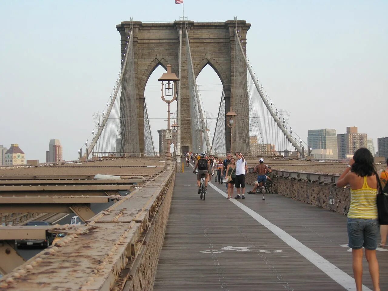 Бруклинский мост пешеходный. Пешеходная зона Бруклинского моста. Пешеходный мост в Нью-Йорке. New most info
