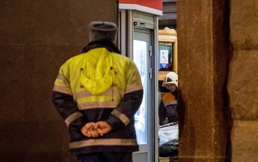 Теракт в новосибирском метро. Прокуратура Петербургского метрополитена. Теракт в Петербургском метрополитене фото. Пожарные в метро Технологический институт. Реклама золота в метро СПБ Технологический институт.