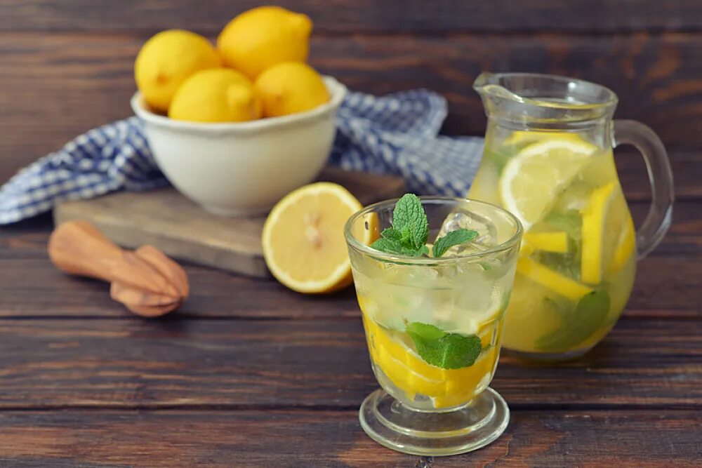 Рецепт мята лимон. Лимонад fresh lemon. лимонная мята лимонад. лимонад из лимона. лимонный сок с мятой.