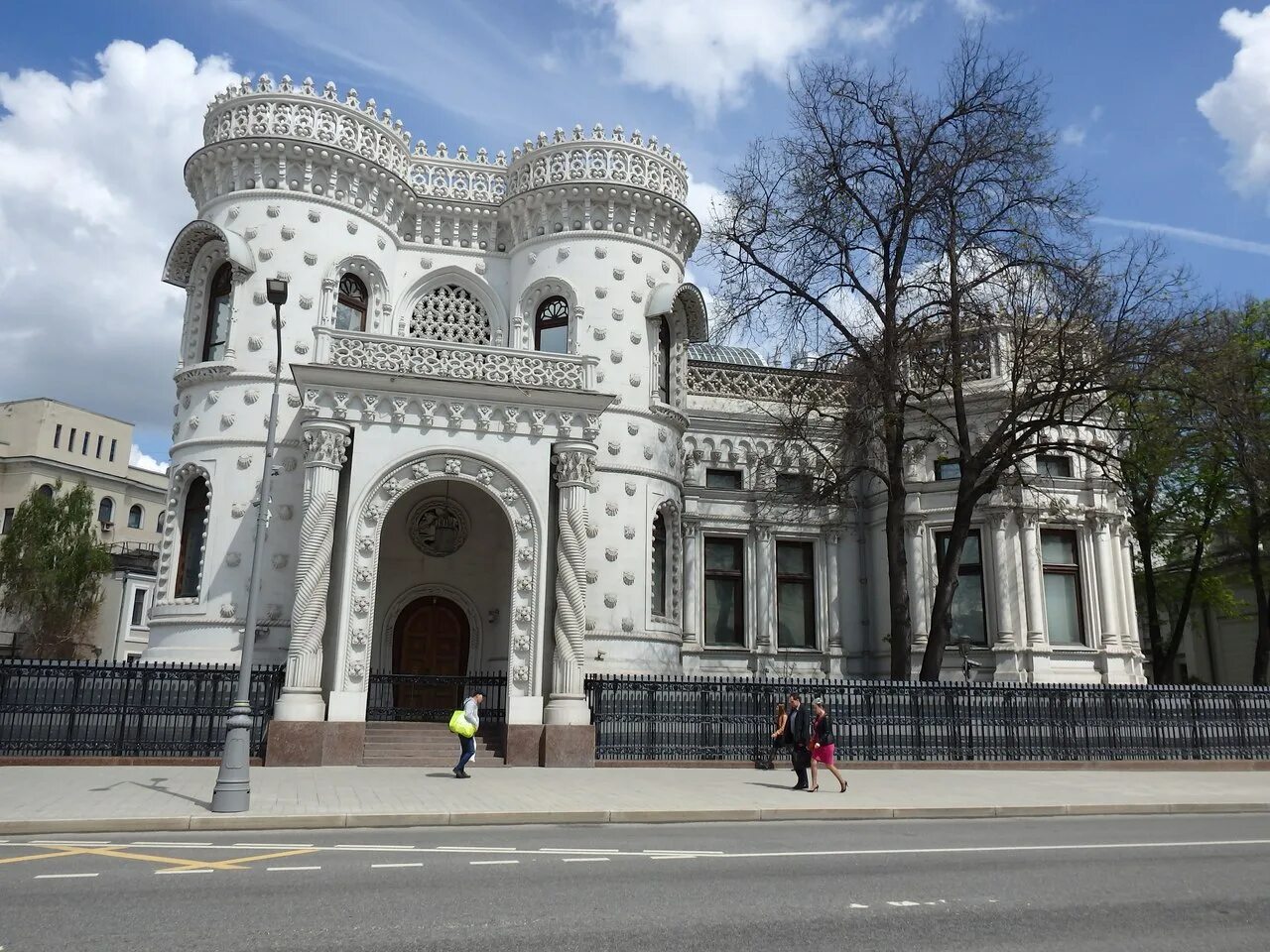 Особняк Арсения Морозова в Москве. Воздвиженка 16 особняк Морозова. Особняк Морозова в Москве на Воздвиженке.