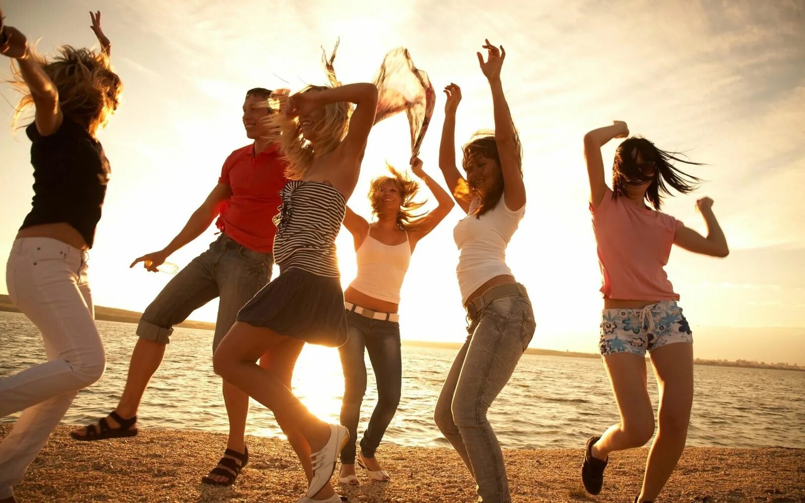 Песню где танцуют люди. Люди танцуют. Летняя дискотека. Веселые люди танцуют. Веселье с друзьями.