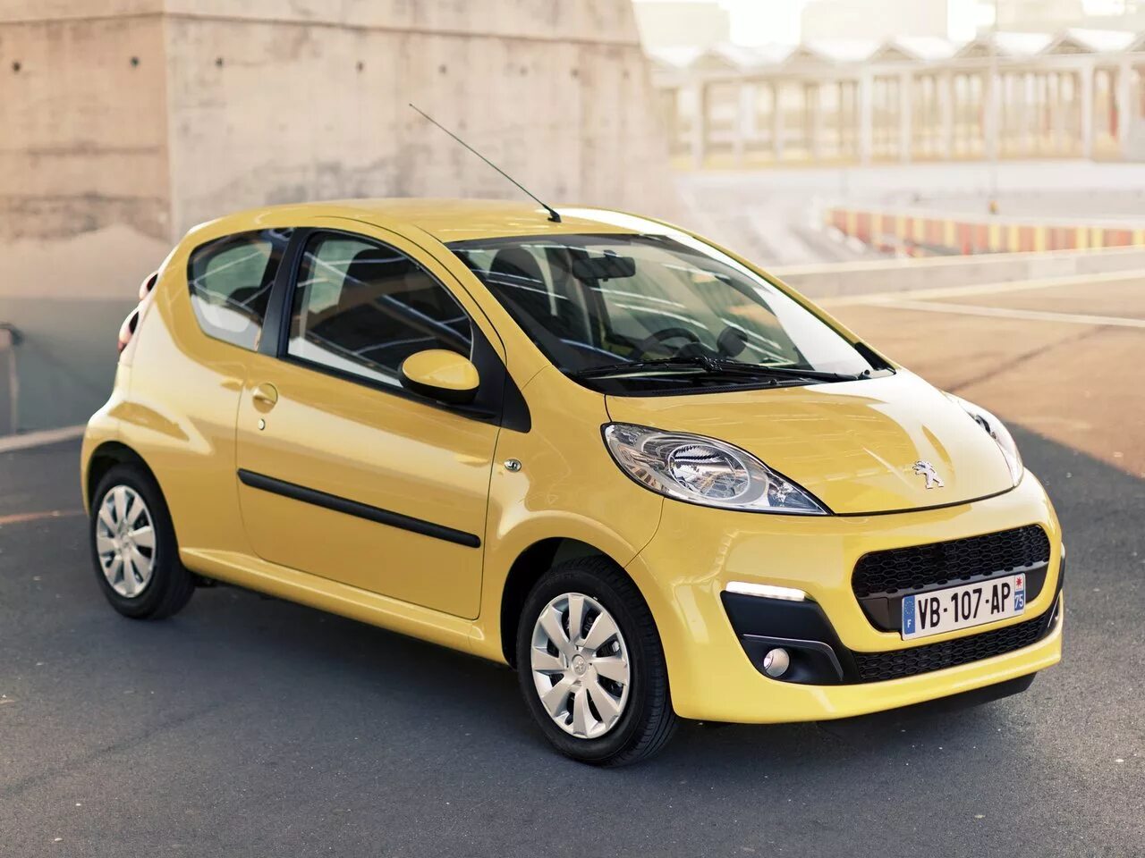 Недорогие. Пежо 107 3-х дверный. Пежо 107 3 двери. Peugeot 107 i. Пежо 107 хэтчбек.