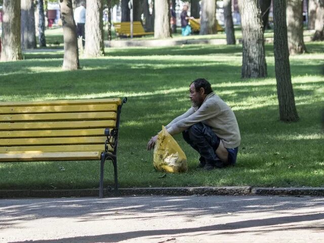 Срущая в очках. Алкаши на скамейке в парке.