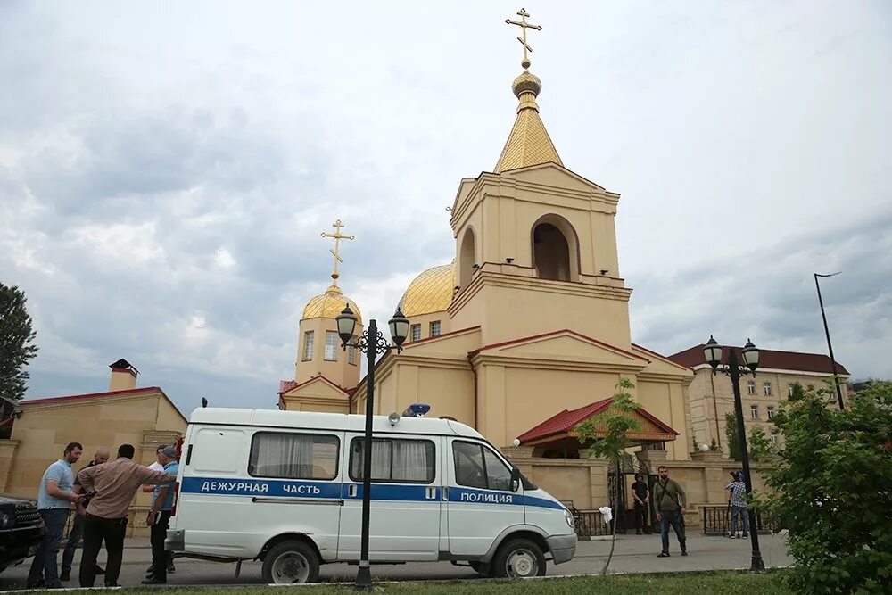 Нападение на церковь. Храм Михаила Архангела (Грозный). Нападение на православный храм в Грозном. Церковь Архангела Михаила в Грозном. Нападение на храм Архангела Михаила в Грозном.