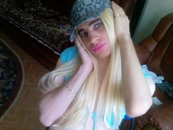 выпускница с сигаретой. страшная одноклассница. уродливые одноклассницы. идиоты в социальных сетях. трахная одноклассница.