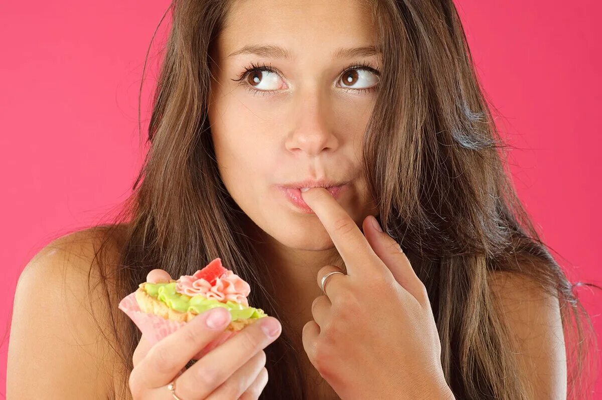 Почему девушка сладкая. Девушка и сладкое. Девушка кушает сладости. Девушка ест конфету. Девушка со сладостями.