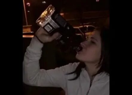 Девушка бутылкой видео